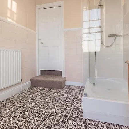 Spaceship 4 Luxury 4 Bedroom By Altoluxoexperience Short Lets & Serviced With Free Wifi & Parking Bristol